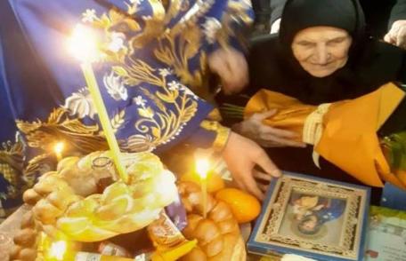 Bunica Anica la împlinirea vârstei de 100 de ani, sărbătorită în mijlocul comunității de credincioși - FOTO