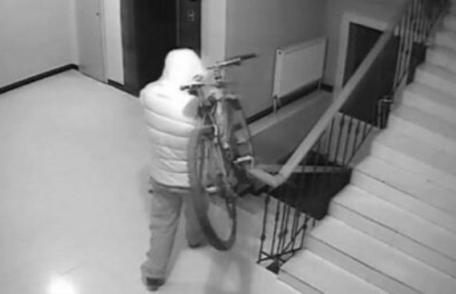 Doi tineri din Botoșani reținuți după ce au furat o bicicletă