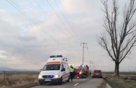 Copil de 6 ani rănit după ce mașina în care se afla a intrat într-un mal de pământ