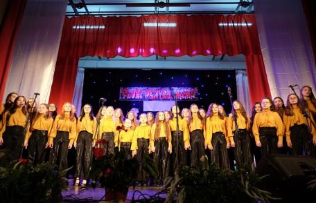 „Flori pentru mama” 2022 – cântec, poezie și dans aduse omagiu mamelor - FOTO