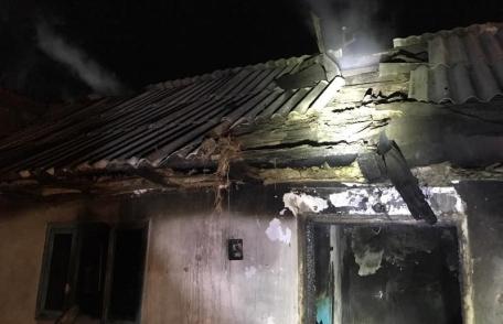 Incendiu la Pădureni! Casă cuprinsă de flăcări în urma unui scurtcircuit - FOTO
