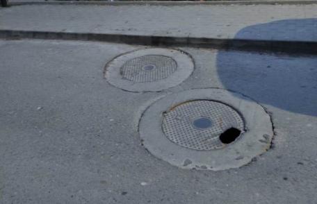 Primim la redacție – Un capac de canal creează probleme: „Sper ca autoritățile să găsească unul corespunzător”
