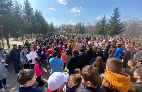 Elevi ai Colegiului Național „Grigore Ghica” Dorohoi, voluntari în cadrul evenimentului internațional „Marșul pentru Viață” - FOTO