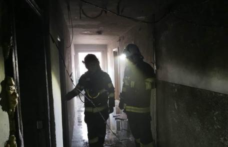 Garsonieră cuprinsă de flăcări la Botoșani! Un bărbat a fost salvat de pompieri – FOTO
