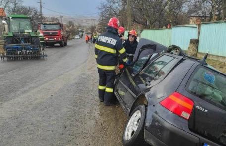 Accident! Patru bărbați răniți după ce mașina în care se aflau s-a izbit într-un tractor - FOTO