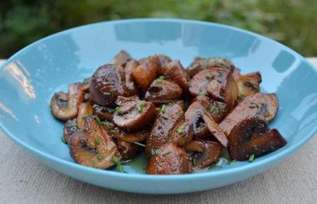 Ciuperci înăbușite în suc propriu