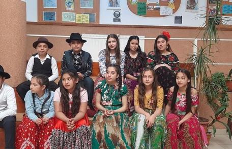 Evenimente artistice cu ocazia Zilei Internaționale a Rromilor la Școala „Ștefan cel Mare” Dorohoi - FOTO