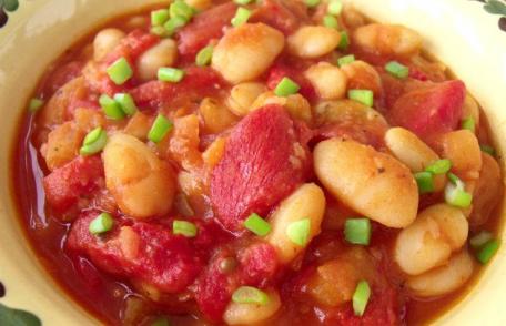 Mâncare de fasole cu sos de roșii și ardei copți