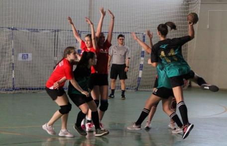 Elevii Școlii Gimnaziale „Mihail Kogălniceanu” Dorohoi prezenți la fazele zonale de handbal și fotbal - FOTO