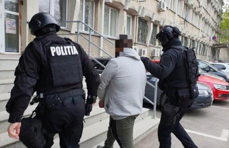 Patru bărbați acuzați de tentativă de omor au fost reținuți în urma unor percheziții - FOTO