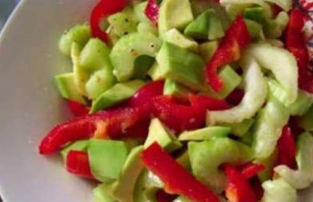 Salată cu avocado, tulpini de țelină și ardei