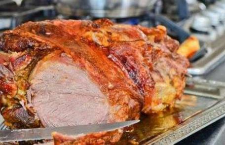Pulpă de miel în sare cu rozmarin