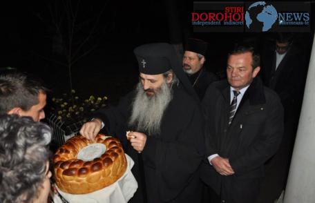 Dorohoi (VIDEO/FOTO): ÎPS Teofan întîmpinat cu colinde 