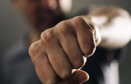 Conflict în fața unui fast-food din Botoșani: Bărbat bătut de concubinul vânzătoarei