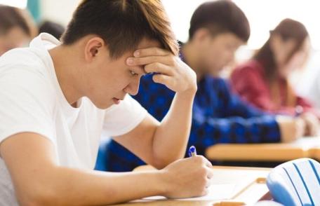 Tezele obligatorii vor fi eliminate. Elevii vor avea o singură medie la final de an