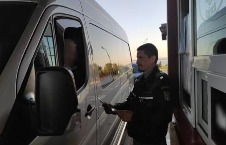 Cărți de identitate false ascunse în încălțăminte, descoperite la controlul de frontieră