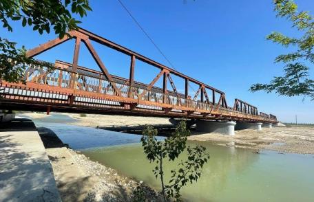 Hidroplasto continuă lucrările de tratare a rosturilor de dilatare a podului de peste râul Putna - FOTO