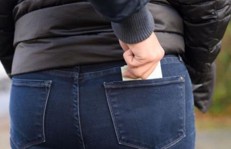 Femeie reținută după ce a sustras 1700 de lei din buzunarul unui bătrân