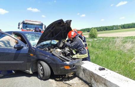 O femeie a ajuns la spital după ce a intrat cu mașina într-un cap de pod