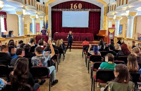 Poliţiştii botoşăneni alături de elevi pentru prevenirea infracționalității în mediul online - FOTO