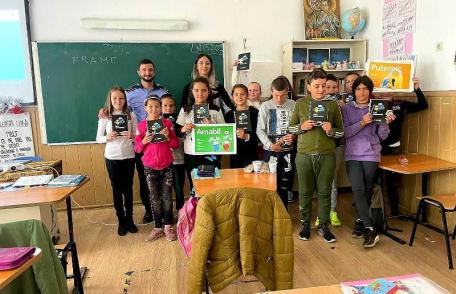 Poliţiştii botoşăneni – ambasadori ai programului „EROII INTERNETULUI” - FOTO