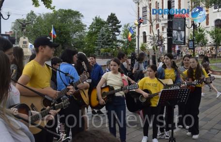 Hoinari prin povestea muzicii folk. Maraton muzical susținut de tinerii dorohoieni - FOTO