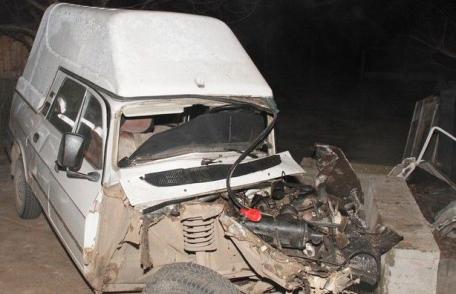 Două persoane au rămas încarcerate în urma unui accident la Brăeşti