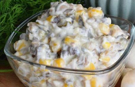 Salată de pui cu ciuperci și porumb