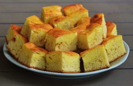 Prăjitură turnată cu brânză sau mere