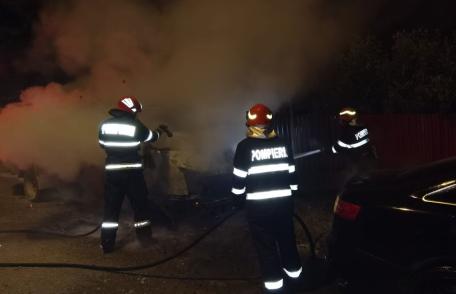 Mașină cuprinsă de flăcări în miez de noapte pe o stradă din Botoșani