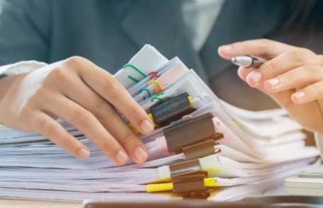 Cum se modifică Legea contabilităţii. Hârțogăraia financiar-contabilă nu mai trebuie păstrată 50 de ani