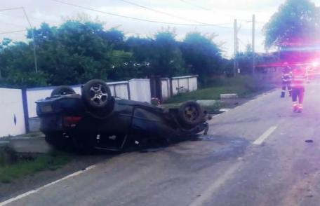 ACCIDENT! Tânăr rănit după ce autoturismul în care se afla s-a izbit de un cap de pod - FOTO