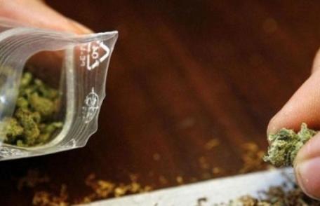 Tineri depistați de jandarmi cu substanţe interzise