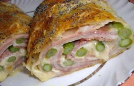 Ruladă cu sparanghel, brânză și prosciutto crudo