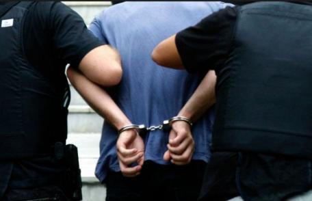 Doi tineri reținuți după ce au furat peste 6000 de lei de la un bărbat