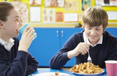 Vești bune pentru elevi! Programul masa caldă va fi extins. Crește și valoarea zilnică a mesei