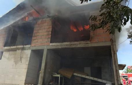 Incendiu violent la casa unei familii din comuna Nicșeni - FOTO