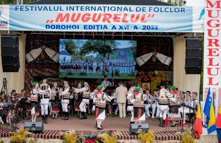Mugurelul - un  festival cu tradiție la Dorohoi. Vezi unde a ajuns trofeul acestei ediții! - FOTO