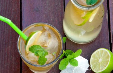 Ceai verde cu mentă și gheață