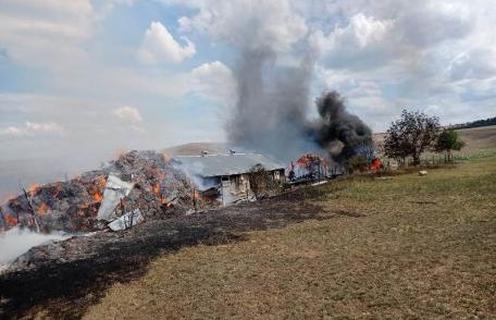 Incendiu de amploare în județul Botoșani! Flăcările au cuprins o magazie, un grajd și un depozit de furaje