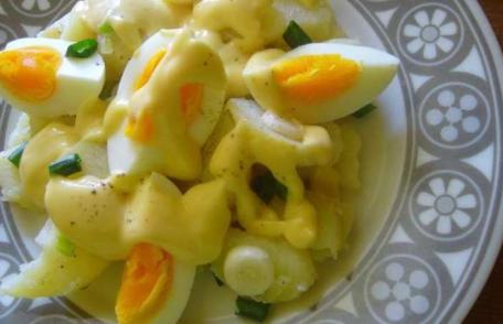 Salată de cartof cu sos de maioneză și smântână