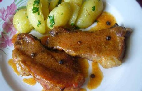 Costiță de porc în sos de legume