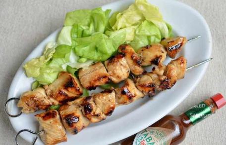 Frigărui de pui marinate în sos de iaurt și lămâie