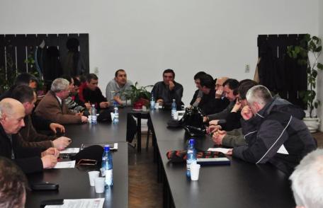 VIDEO - Deși au mașini de lux, vor să profite de gratuitățile tinerilor