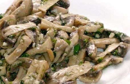 Salată de ciuperci cu usturoi