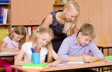 Elevii din clasele primare vor avea ore de 45 de minute, susține proiectul Legii Educației