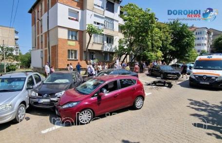 Accident în Dorohoi! Carambol într-o parcare după ce o mașină a fost scăpată de sub control - FOTO