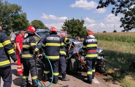 ACCIDENT! Doi răniți după ce mașina în care se aflau s-a izbit violent de un copac - FOTO