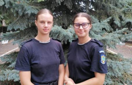 Două viitoare jandarmerițe care au salvat o bătrână căzută în stradă. Femeia era plină de sânge