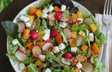 Salată de dovleac, cartof, ridichi și feta